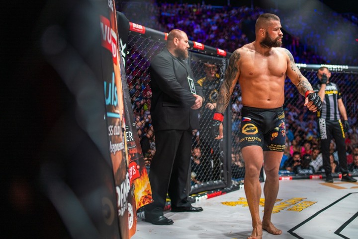 Boxerská premiéra Vémolu. Nastúpi proti známemu raperovi